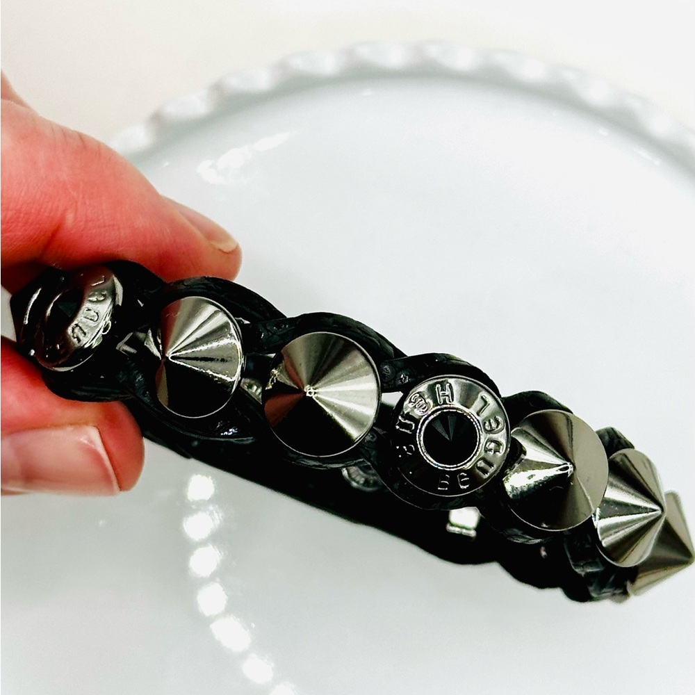 ๐ค HENRI BENDEL Vintage Studs & Logo Leather Bracelet.
Black & Silver - Picture 4 of 16